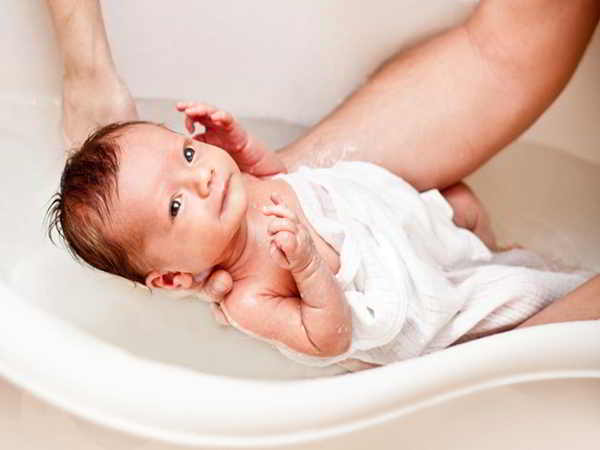 Cẩm nang hướng dẫn cách tắm cho trẻ sơ sinh an toàn 