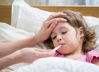 Cha mẹ nên làm gì khi trẻ bị sốt?