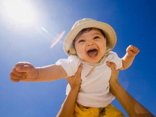 Tắm nắng cho trẻ sơ sinh có quan trọng hay không?