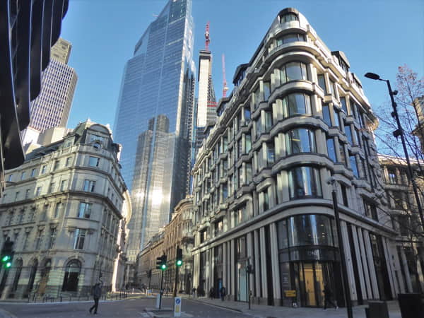 London (Vương quốc Anh) – Sức mạnh đồng bảng và lạm phát