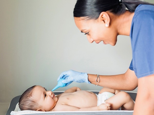 Cách rửa mũi cho trẻ sơ sinh đúng cách, hiệu quả, an toàn