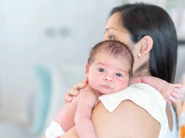 Cách vỗ ợ hơi cho trẻ sơ sinh giúp bé tiêu hóa tốt hơn