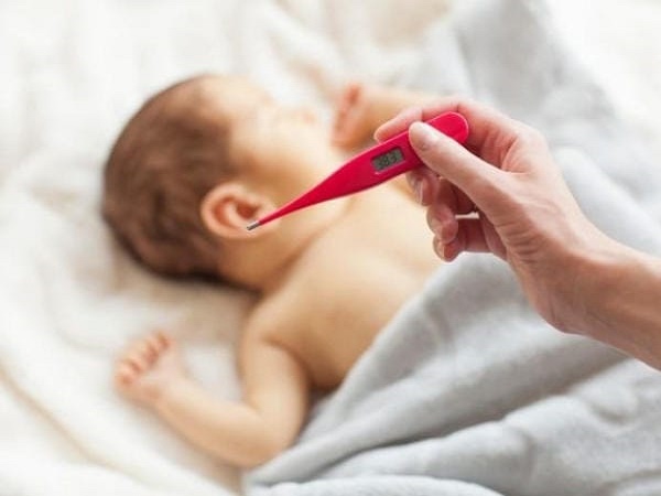 Trẻ sơ sinh bao nhiêu độ là sốt? Cách hạ sốt cho bé tại nhà