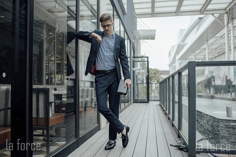 Kết hợp với bộ suit lịch lãm