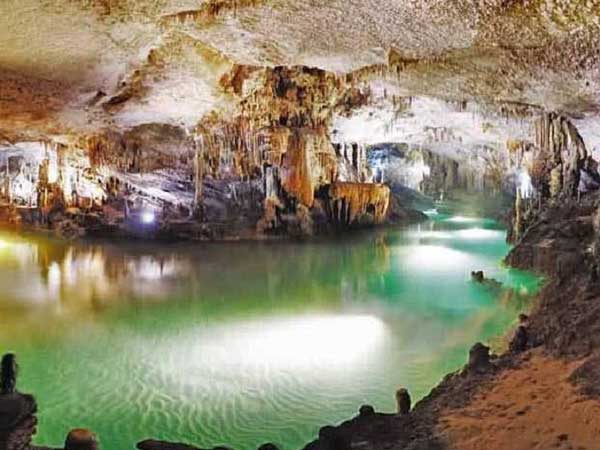 Động Đá Bạc nổi tiếng với vẻ đẹp kỳ ảo của hệ thống nhũ đá và măng đá tự nhiên