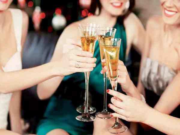 Nghệ thuật giao tiếp khi uống rượu được lòng đối tác