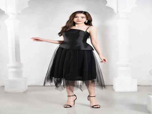 Thời trang nữ dự tiệc cưới với phong cách mặc đồ đen Thời trang nữ dự tiệc cưới với phong cách mặc đồ đen