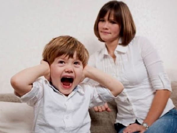 Khi con không nghe lời thì cha mẹ nên thay đổi cách giao tiếp với con