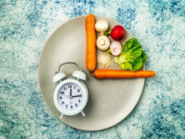 Người lớn tuổi (trên 60 tuổi): Cẩn trọng tối đa khi muốn nhịn ăn