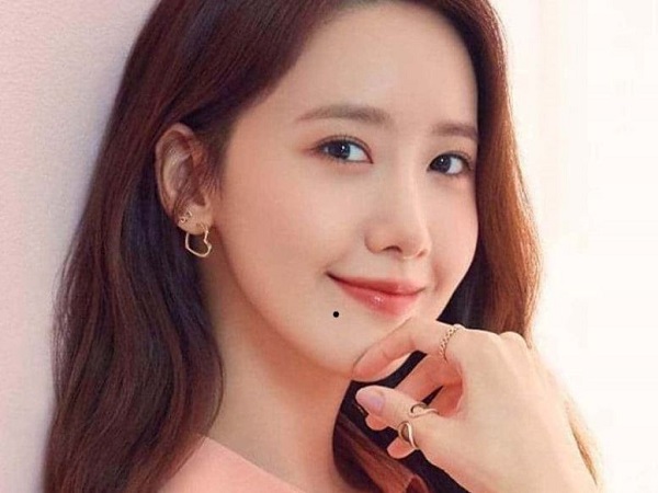 Nốt ruồi ở cằm phải nữ tiết lộ điều gì?